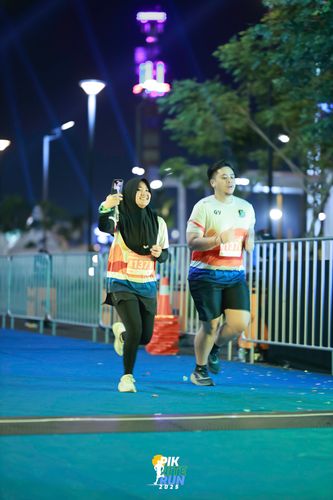 Race photo from PIK NITE RUN 2025