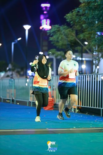 Race photo from PIK NITE RUN 2025