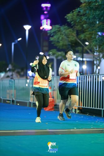 Race photo from PIK NITE RUN 2025