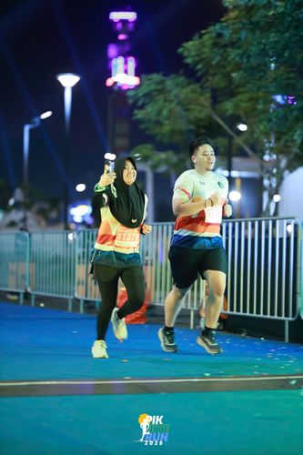 Race photo from PIK NITE RUN 2025