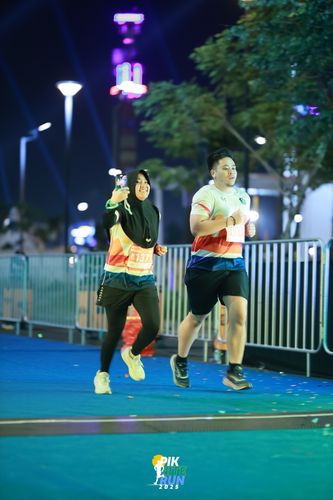 Race photo from PIK NITE RUN 2025
