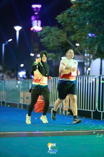 Race photo from PIK NITE RUN 2025