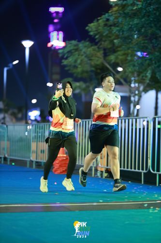 Race photo from PIK NITE RUN 2025
