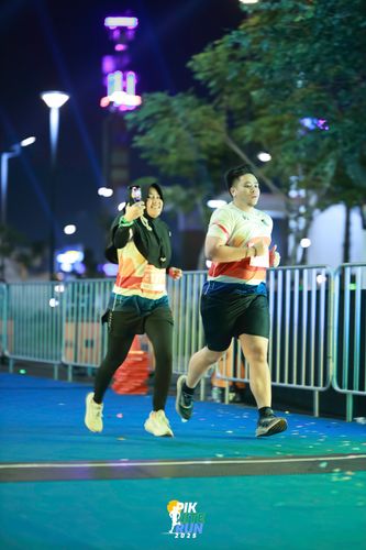 Race photo from PIK NITE RUN 2025