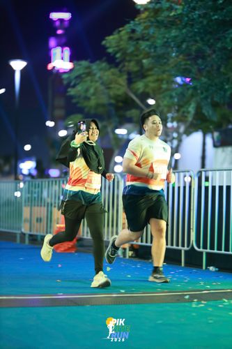 Race photo from PIK NITE RUN 2025