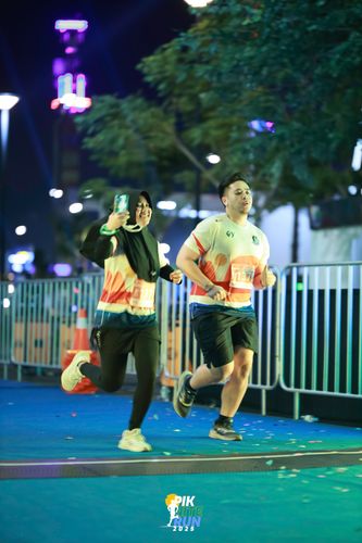 Race photo from PIK NITE RUN 2025