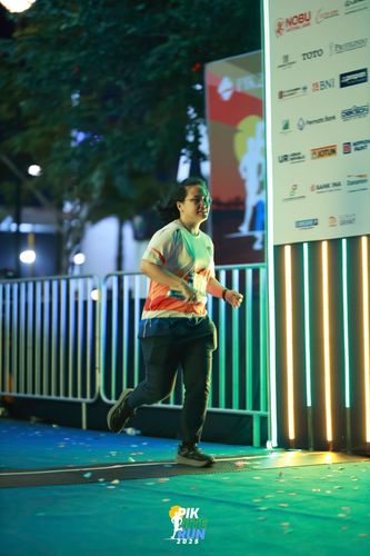 Race photo from PIK NITE RUN 2025