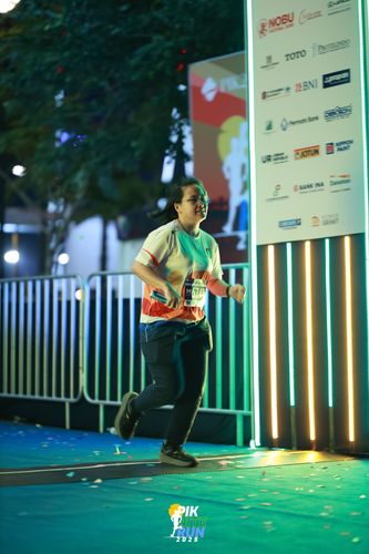 Race photo from PIK NITE RUN 2025