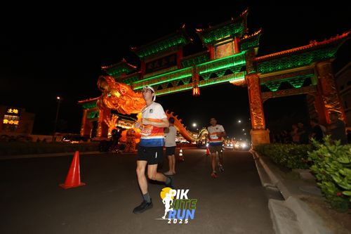 Race photo from PIK NITE RUN 2025