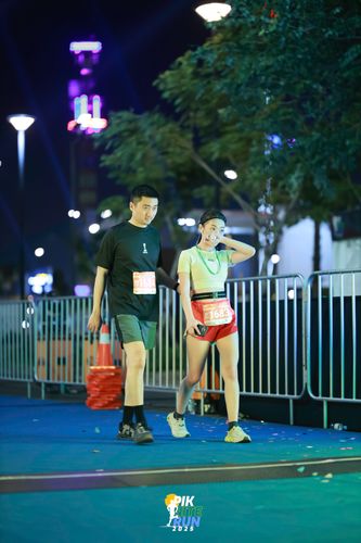 Race photo from PIK NITE RUN 2025
