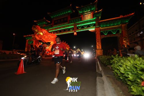 Race photo from PIK NITE RUN 2025