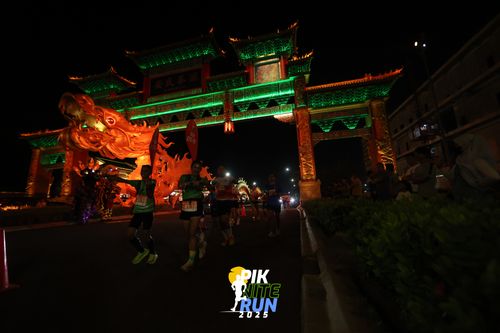 Race photo from PIK NITE RUN 2025