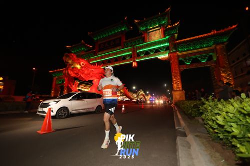 Race photo from PIK NITE RUN 2025