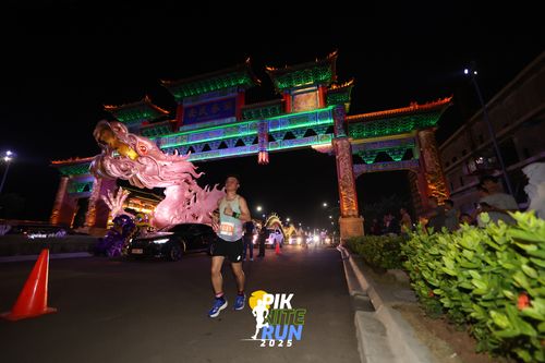 Race photo from PIK NITE RUN 2025