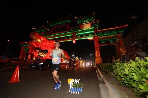 Race photo from PIK NITE RUN 2025