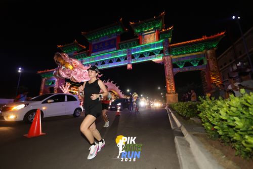 Race photo from PIK NITE RUN 2025