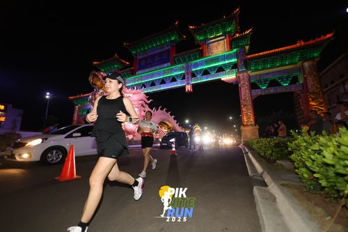 Race photo from PIK NITE RUN 2025