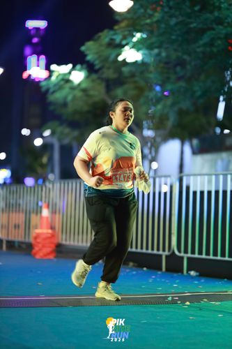 Race photo from PIK NITE RUN 2025