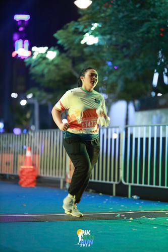 Race photo from PIK NITE RUN 2025