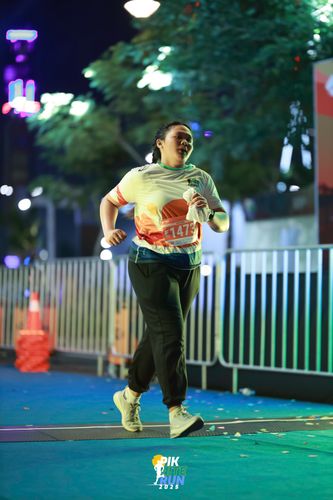 Race photo from PIK NITE RUN 2025