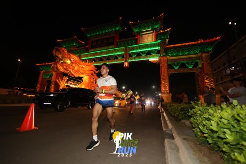 Race photo from PIK NITE RUN 2025