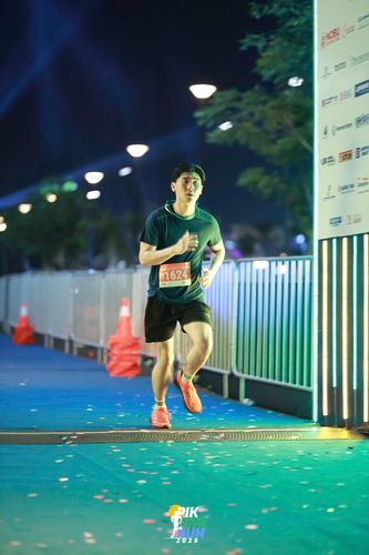 Race photo from PIK NITE RUN 2025