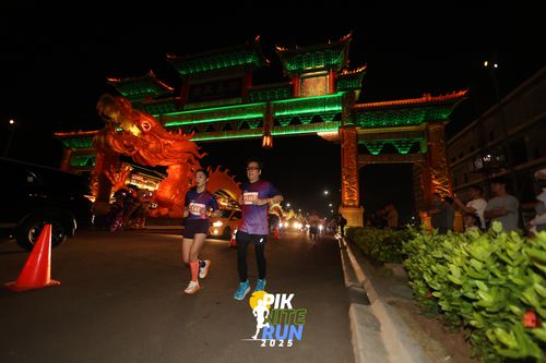 Race photo from PIK NITE RUN 2025