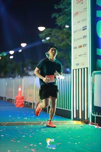 Race photo from PIK NITE RUN 2025