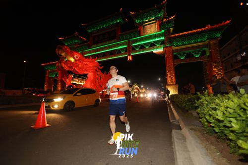 Race photo from PIK NITE RUN 2025