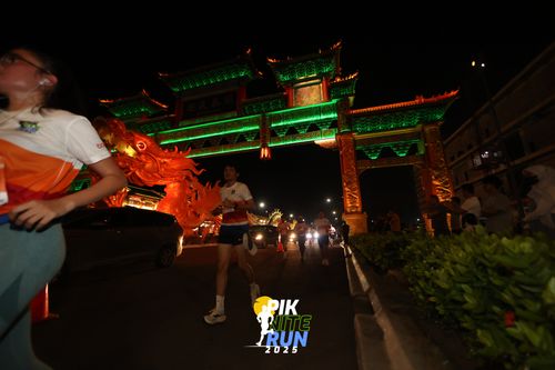 Race photo from PIK NITE RUN 2025