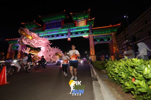 Race photo from PIK NITE RUN 2025