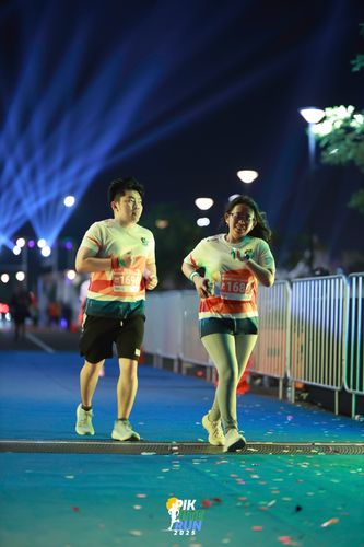 Race photo from PIK NITE RUN 2025