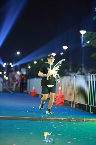 Race photo from PIK NITE RUN 2025