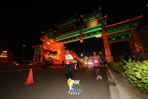 Race photo from PIK NITE RUN 2025
