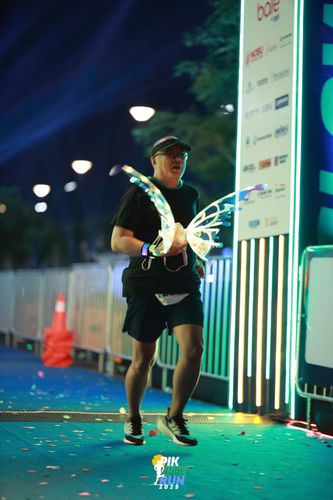 Race photo from PIK NITE RUN 2025