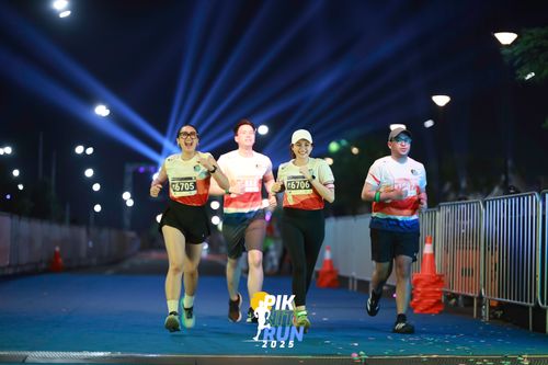 Race photo from PIK NITE RUN 2025