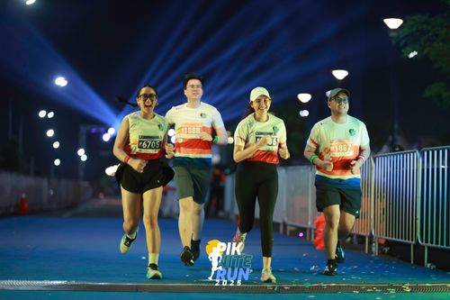 Race photo from PIK NITE RUN 2025