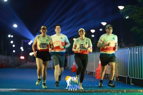 Race photo from PIK NITE RUN 2025