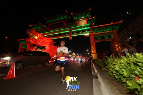 Race photo from PIK NITE RUN 2025