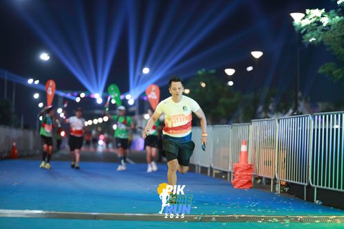 Race photo from PIK NITE RUN 2025