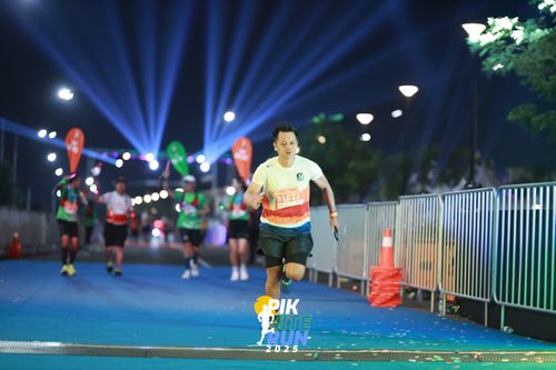 Race photo from PIK NITE RUN 2025
