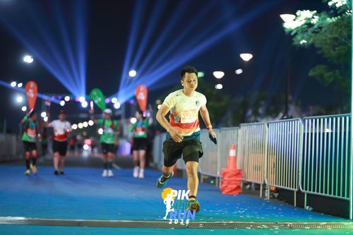 Race photo from PIK NITE RUN 2025