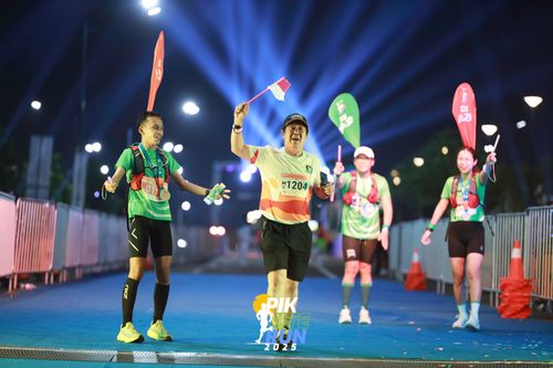 Race photo from PIK NITE RUN 2025