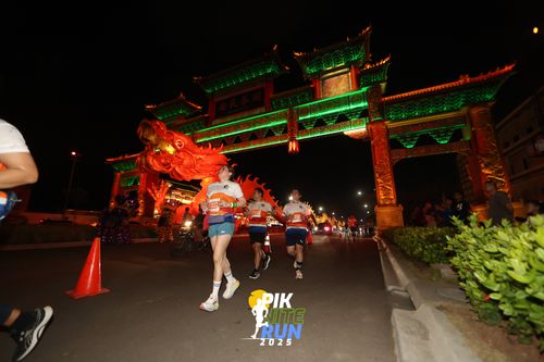 Race photo from PIK NITE RUN 2025