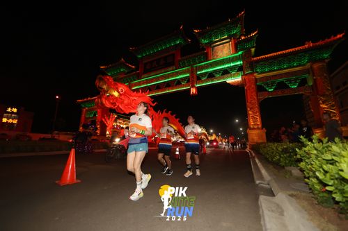 Race photo from PIK NITE RUN 2025