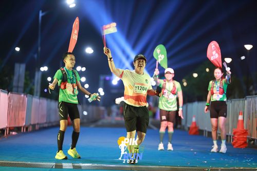 Race photo from PIK NITE RUN 2025