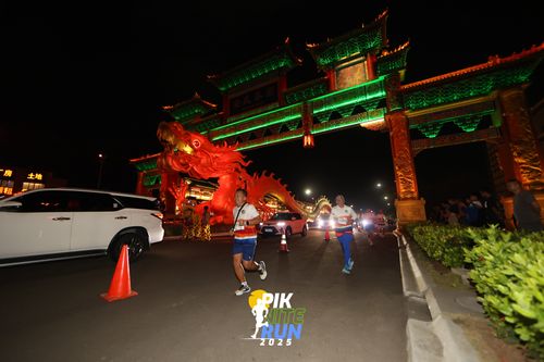 Race photo from PIK NITE RUN 2025