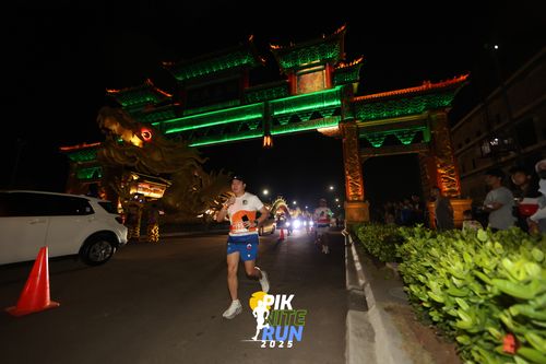 Race photo from PIK NITE RUN 2025