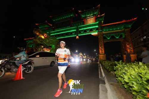 Race photo from PIK NITE RUN 2025