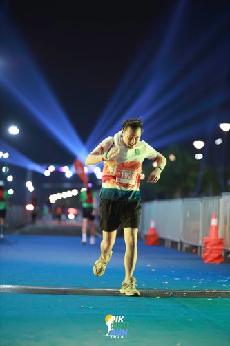 Race photo from PIK NITE RUN 2025